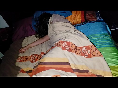 ❤️ Anak tiri berating ibu tiriné enom nalika dheweke turu. ❌ Super porn ing kita